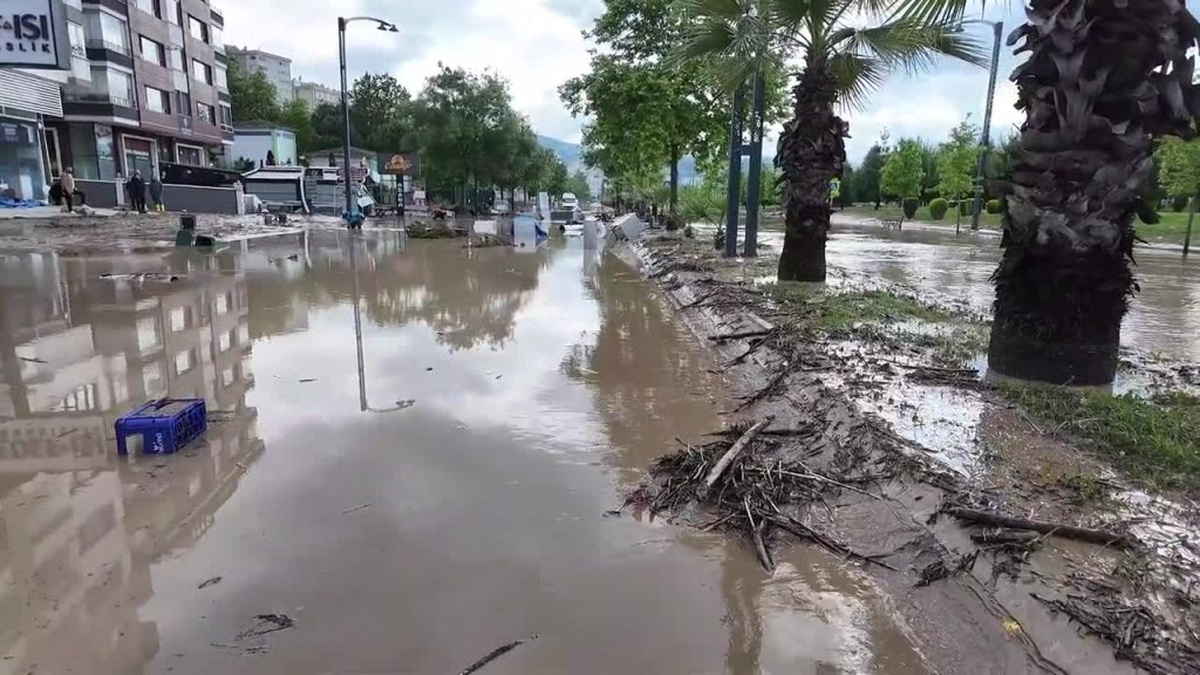 Trabzon'da şiddetli yağış: Ortahisar Belediyesi ekipleri yoğun çalışma yürütüyor
