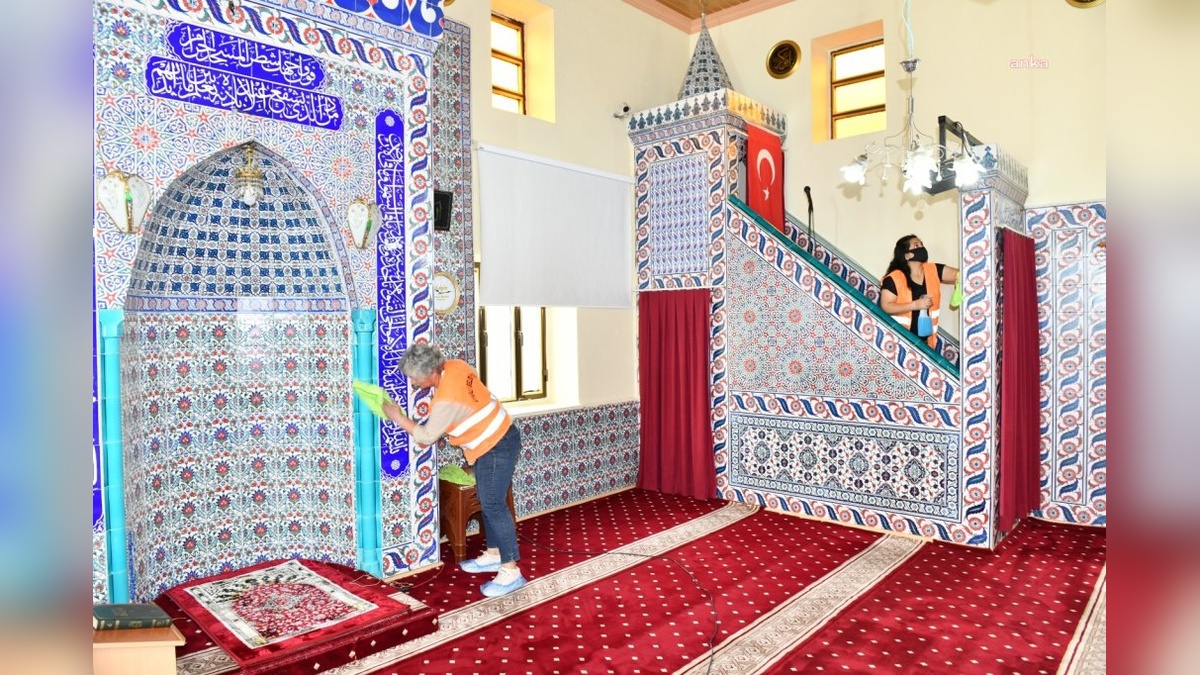 Çiğli'de Kurban Bayramı öncesi cami temizliği