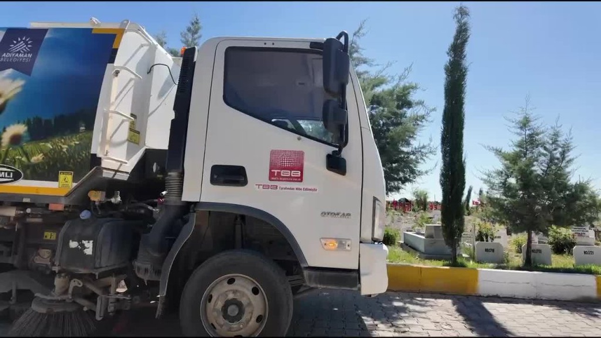 Adıyaman belediyesi mezarlıklarda bayram temizliği yapıyor