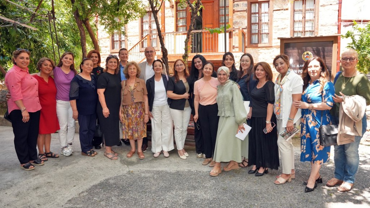 Alanya'da kadın buluşması: Haklar ve mücadele masaya yatırıldı