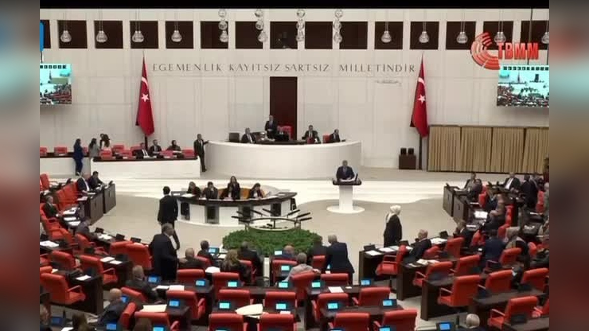 Özdağ'dan 10. Yargı Paketi'ne sert eleştiri: 'Türkiye adalet çölüne dönüştü'