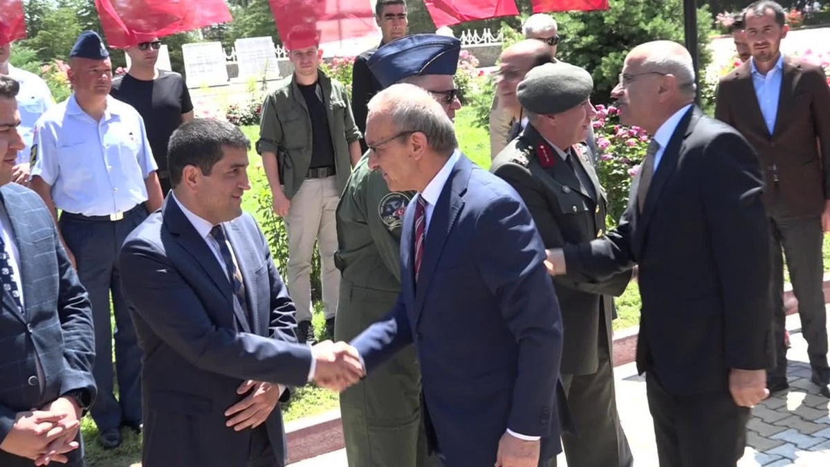 Malatya Valisi Yavuz, şehitliği ziyaret etti