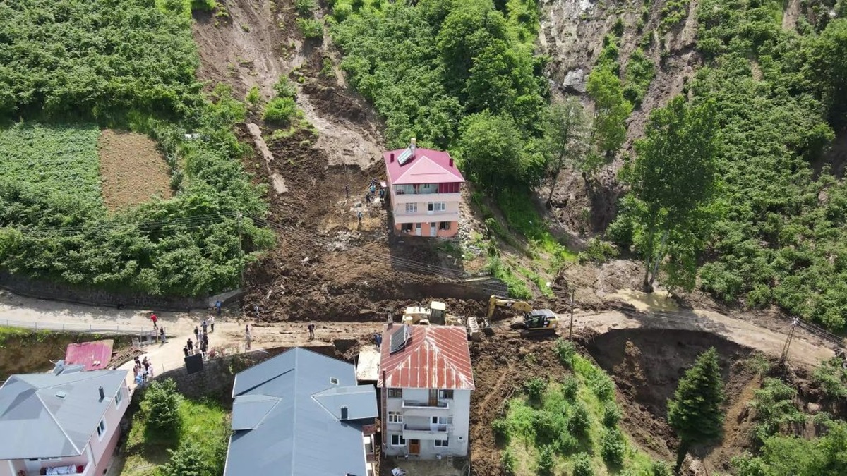 Trabzon'da heyelan: 5 ev etkilendi