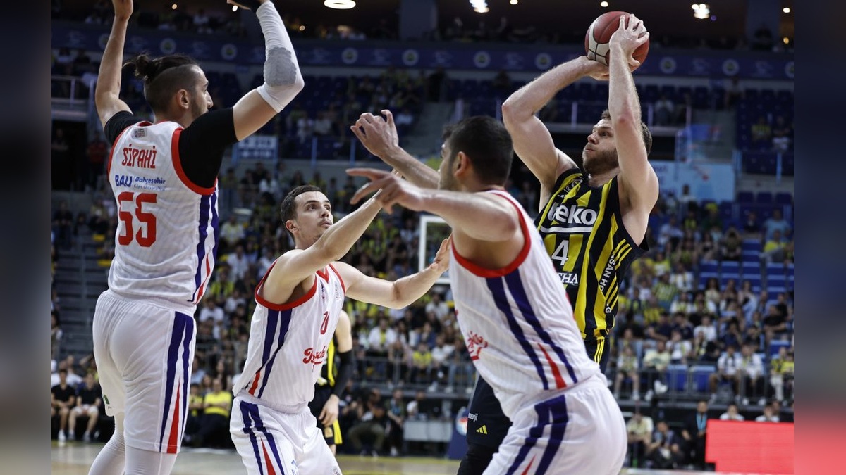 Fenerbahçe Beko, Bahçeşehir Koleji'ni 93-76 yendi: Seride 1-0 öne geçti