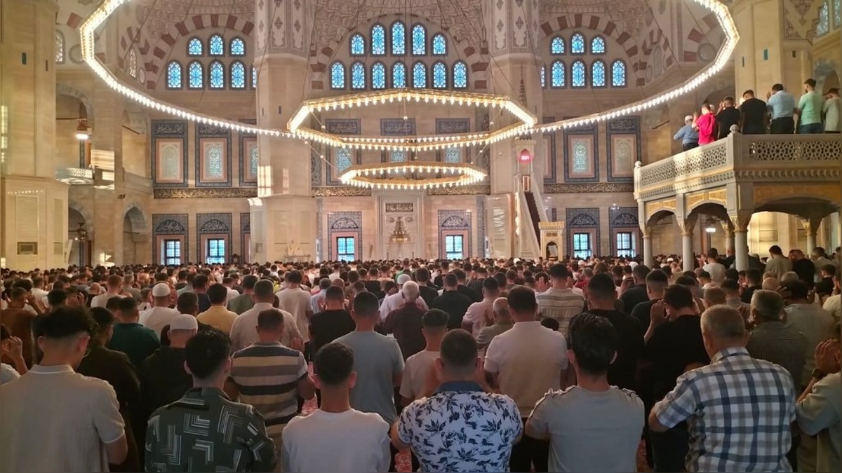 Adana'da Kurban Bayramı namazı: Sabancı Merkez Camii doldu taştı
