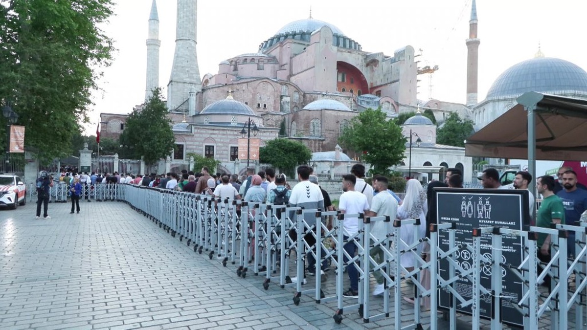 Ayasofya'da bayram namazı: Cami bahçesinde de cemaat kıldı
