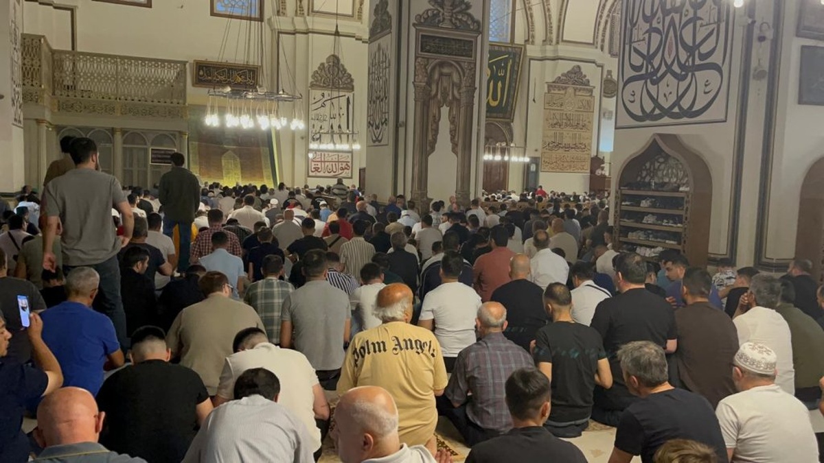 Ulu Camii'nde bayram namazı: Avluda namaz kılanlar