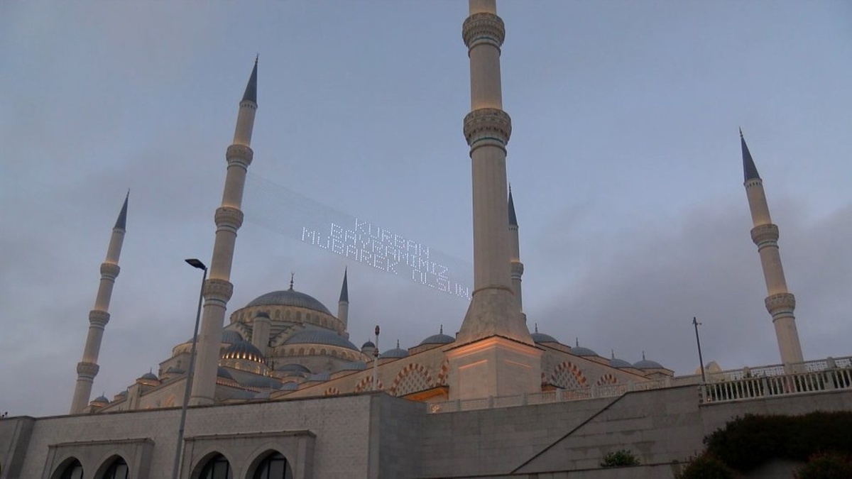 İstanbul'da bayram namazı Çamlıca Camii'nde kılındı