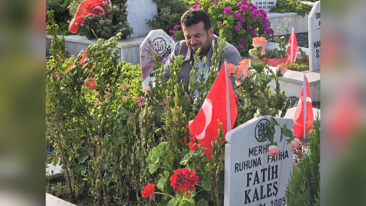 Hatay'da deprem şehitliği Kurban Bayramı'nda yakınlarıyla doldu