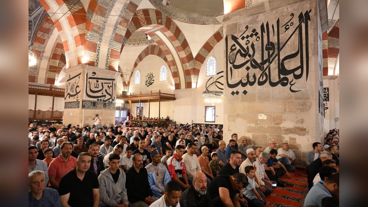 Edirne'de bayram namazı Eski Cami'de kılındı