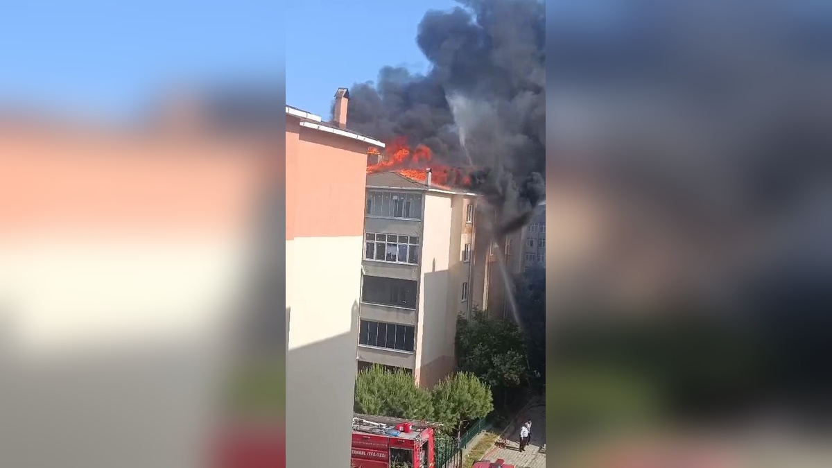 Silivri'de 5 katlı binanın çatısında yangın