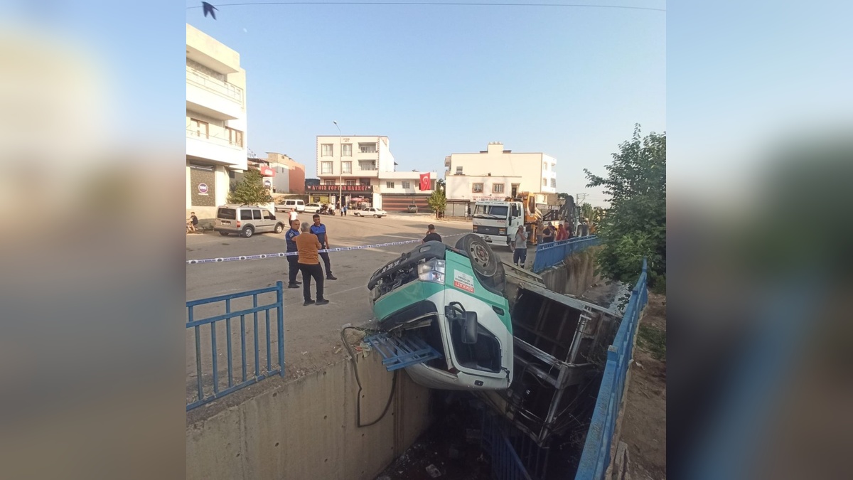 Sarıçam'da belediye çöp kamyonu devrildi: 3 yaralı
