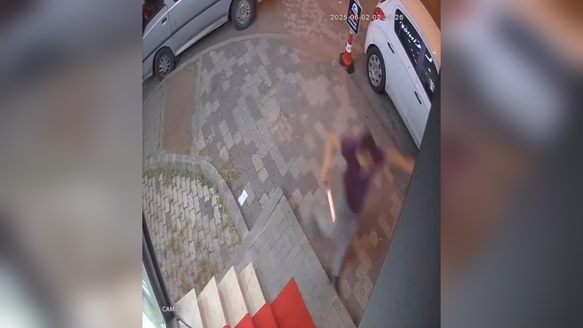 Küçükçekmece'de eski çalışan kovalandı: Satır ve sopalarla sokakta takip