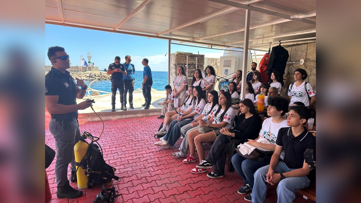 Antalya'da gençler Dünya Çevre Günü'nde plastik kirliliğiyle mücadele etti
