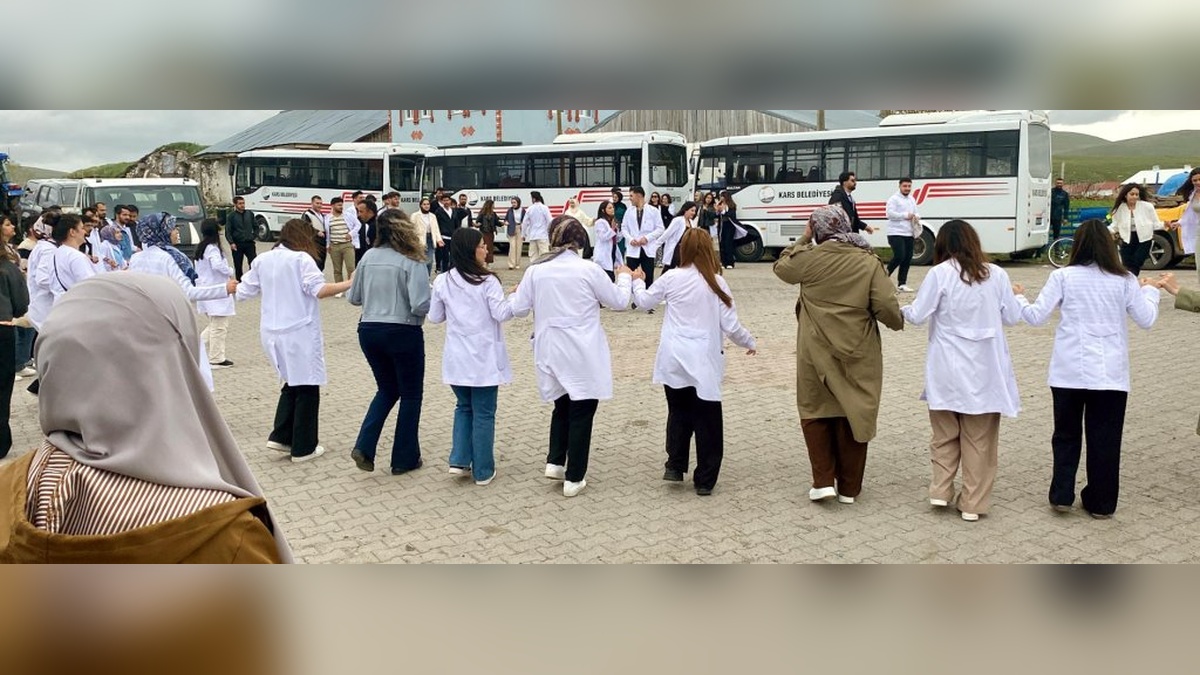 Kars'ta üniversite öğrencileri Boğatepe köyünde sağlık taraması yaptı