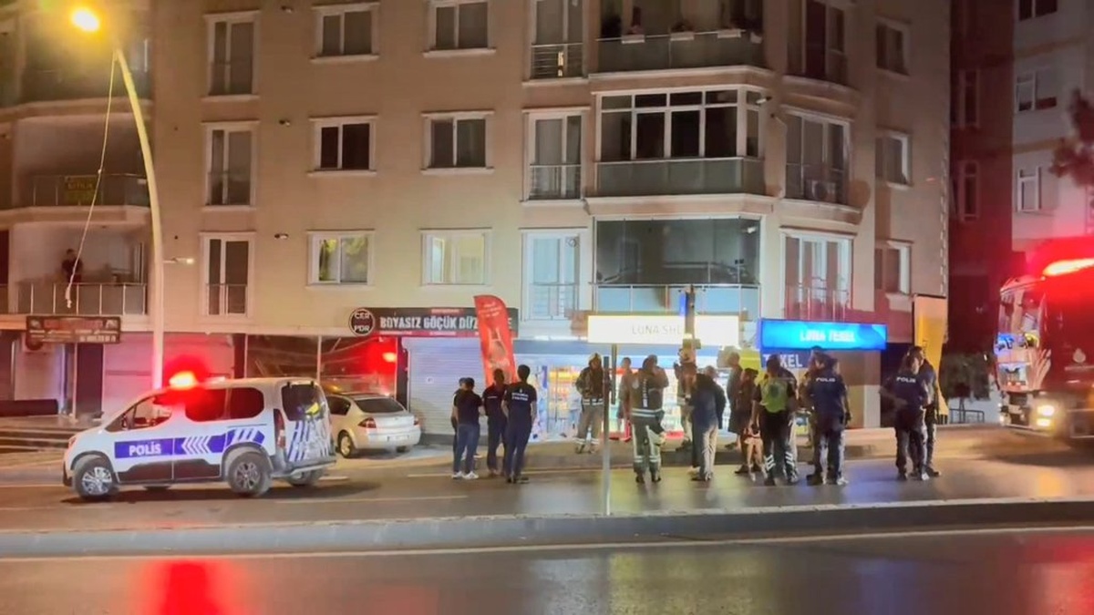Beylikdüzü'nde film izleyen ailenin evinden yansıyan alevler yangın ihbarına neden oldu