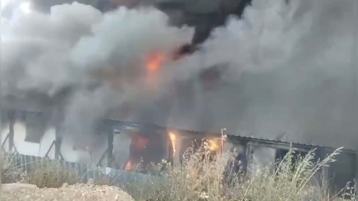 Bodrum'da şantiye yangını: 30 konteyner zarar gördü