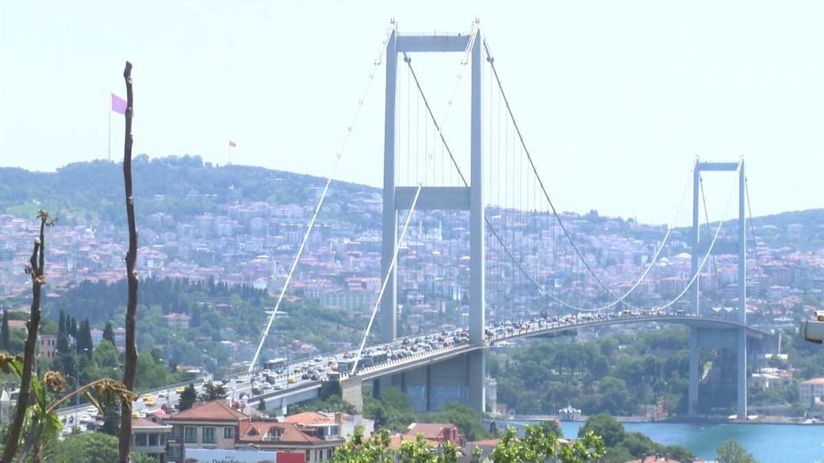 İstanbul'da köprüde intihar girişimi: Polis müdahalesi sonrası trafik durdu