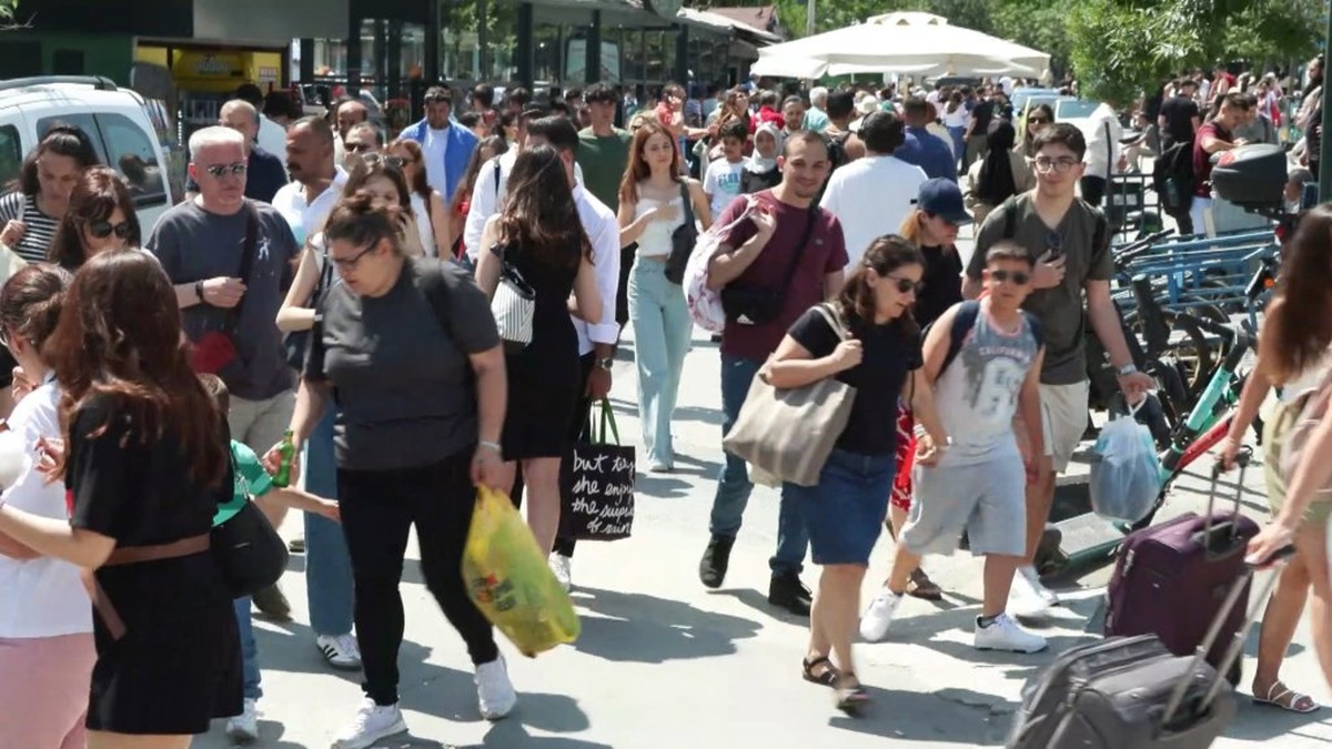 Bostancı İskelesi'nde Adalar'a gitmek için uzun kuyruklar