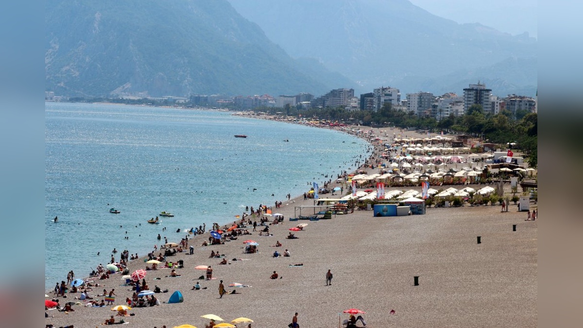 Antalya sahilleri bayramda tıklım tıklım