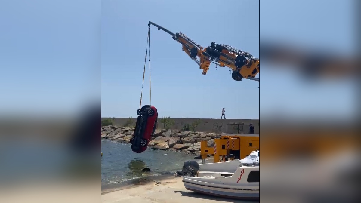 Keşan'da el freni çekilmeyen otomobil denize düştü