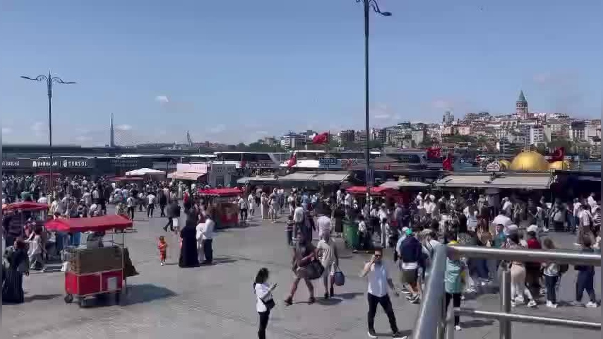 İstanbul'da Kurban Bayramı yoğunluğu: Eminönü ve İstiklal Caddesi'nde hareketli gün