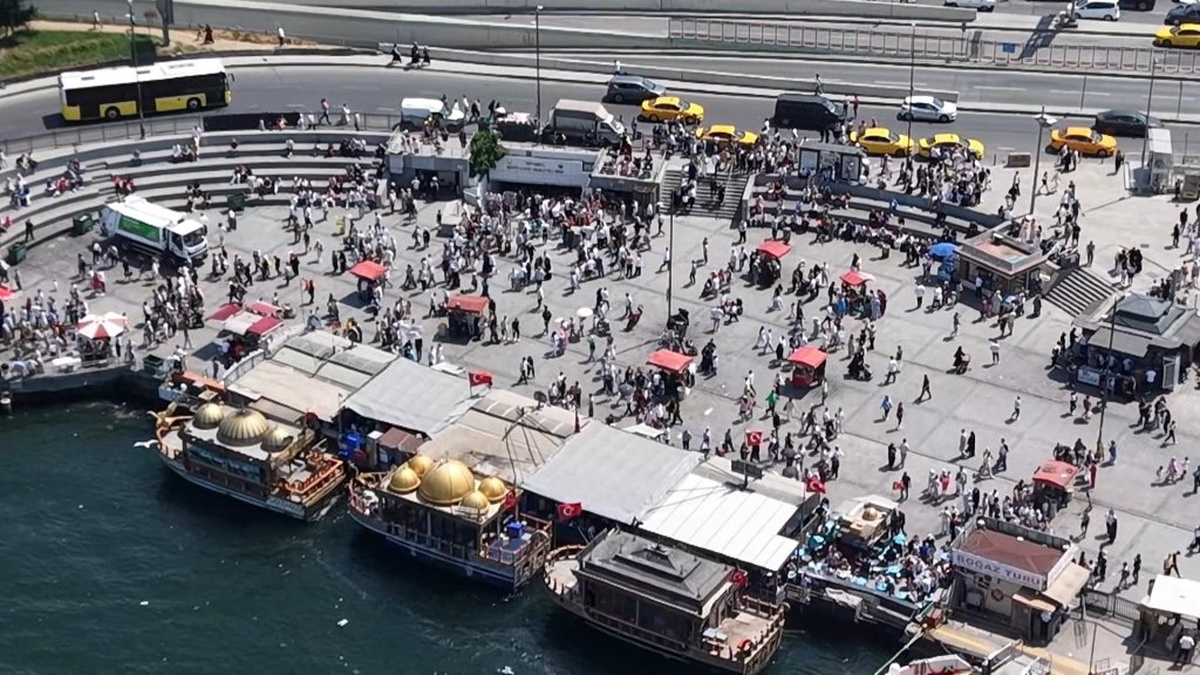 Eminönü Kurban Bayramı'nda yoğunlukta: Vapur turları ve alışveriş