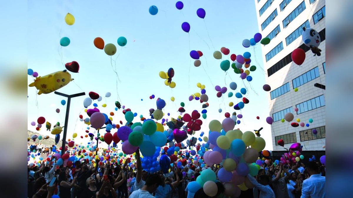 İzmir'de kanser tedavisi gören çocuklara balon seli