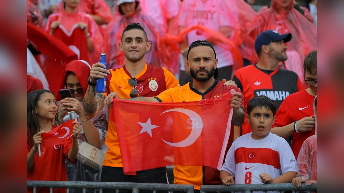 ABD'de binlerce Türk taraftar A Milli Takım'ı yalnız bırakmadı