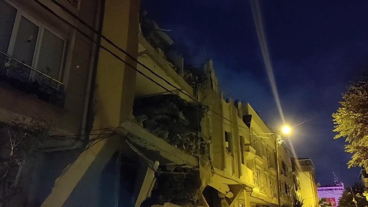 Avcılar'da kentsel dönüşüm çalışması sırasında kısmi çökme
