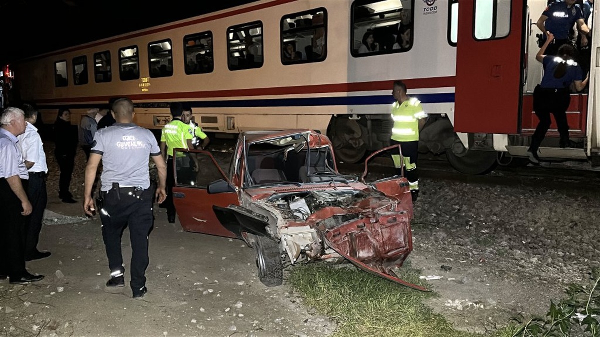 Kütahya'da tren, park halindeki otomobile çarptı: Sürücü aranıyor