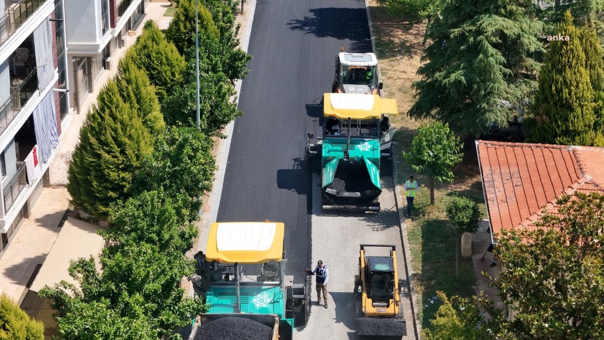 Aydın'da Kemer Bulvarı'nda sıcak asfalt çalışmaları sürüyor
