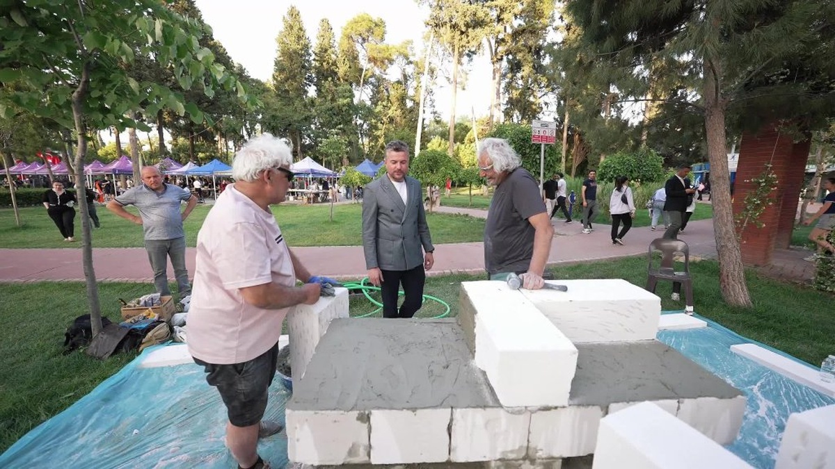 Buca'da Edip Akbayram Etüt Merkezi'ne 'Her şey çok güzel olacak' heykeli