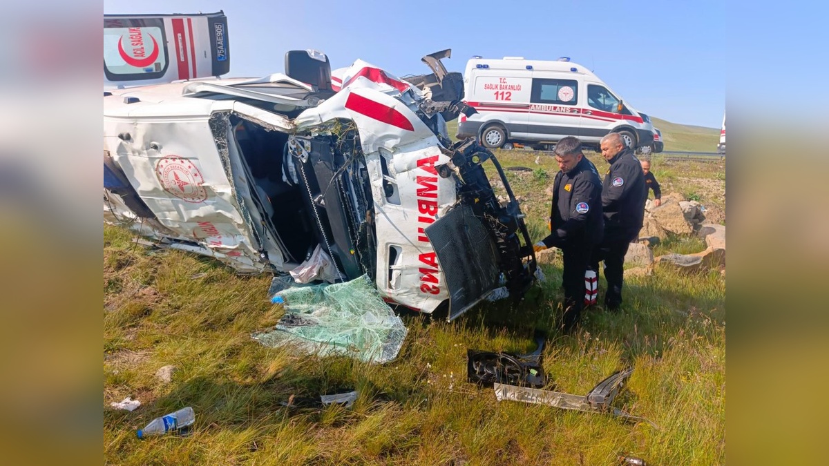 Kars'ta ambulans şarampole devrildi: 4 sağlıkçı yaralandı