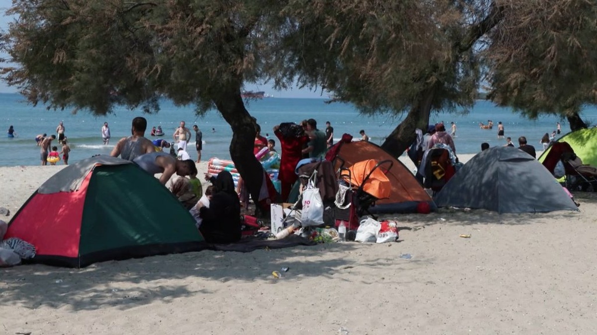 İstanbul'da Kurban Bayramı'nın üçüncü günü Menekşe Plajı tıklım tıklım