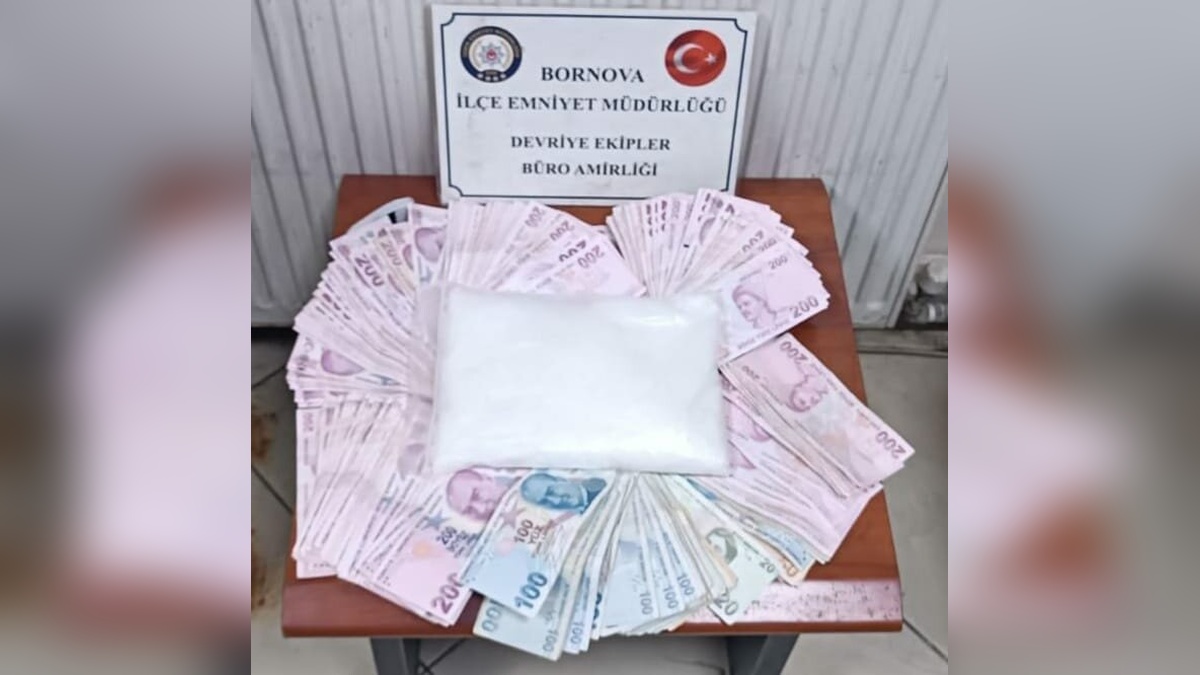 İzmir Bornova'da uyuşturucu operasyonu: 900 gram metamfetamin ve 54 bin 700 TL ele geçirildi