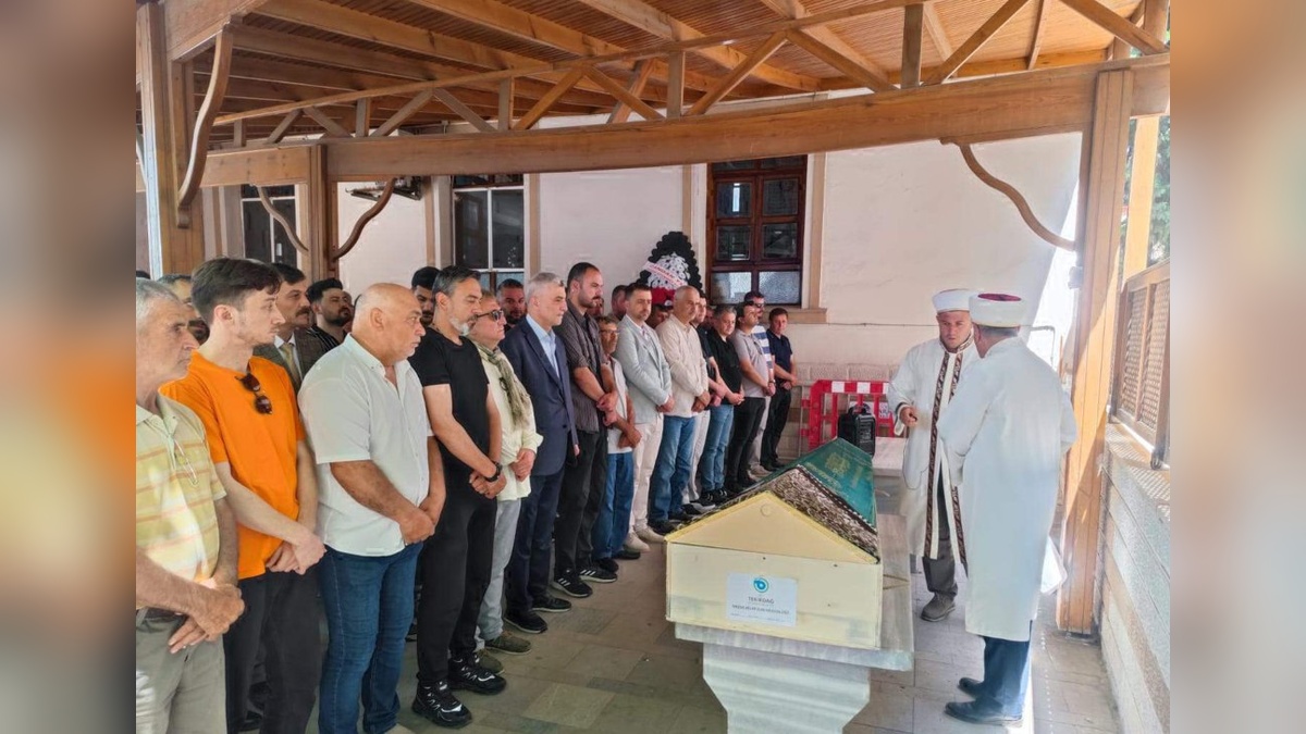 Bakan Bolat, teyzesinin cenazesine katıldı