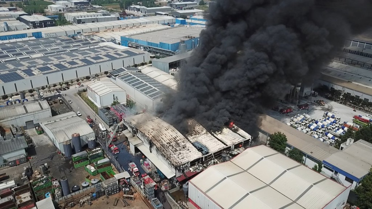 Başiskele'de boya tesisinde yangın: 1 saatte söndürüldü