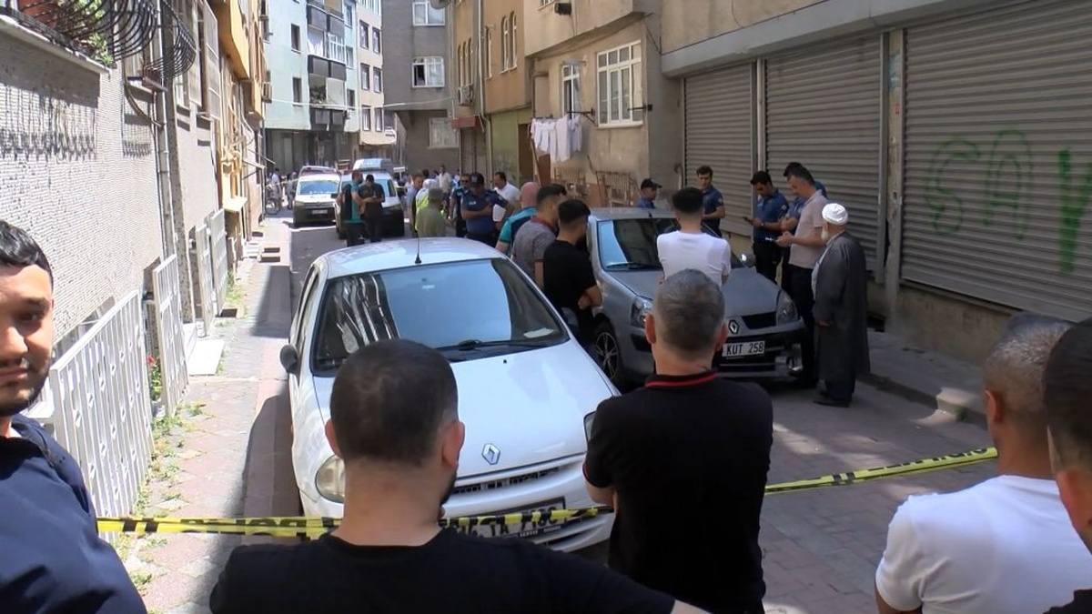 Zeytinburnu'nda korkutan kaza: Otomobil doğalgaz kutusuna çarptı