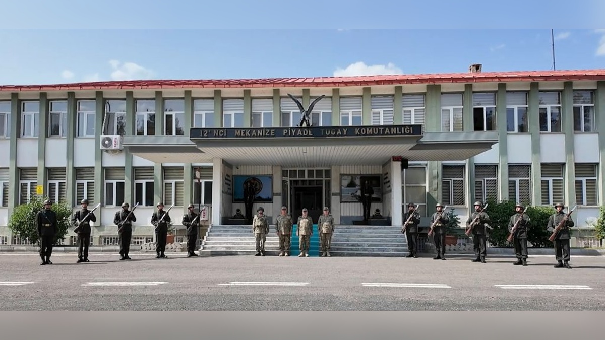 Bayraktaroğlu, Ağrı'daki Mehmetçik'in bayramını kutladı