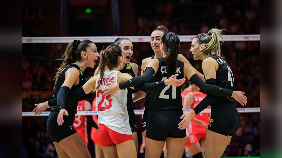 A Milli Kadın Voleybol Takımı Çin'i 3-2 yendi