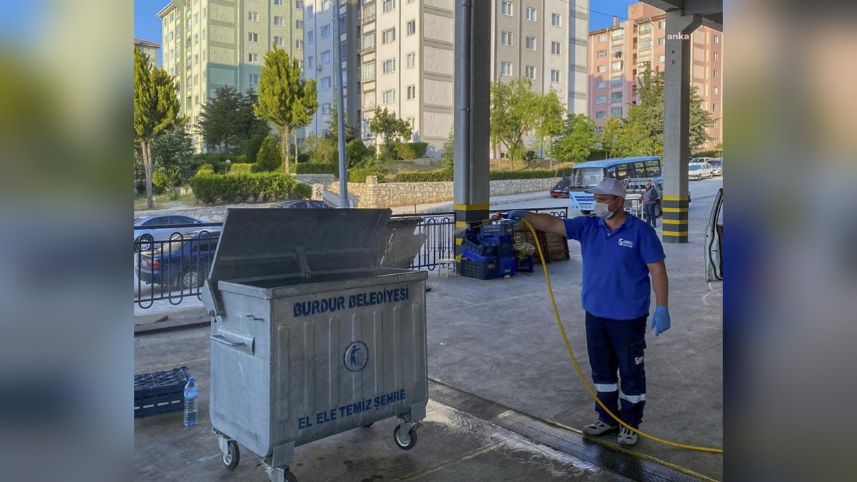Burdur Belediyesi Kurban Bayramı'nda ilaçlama çalışmalarına devam ediyor