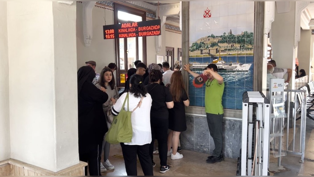Adalar'a yoğun ilgi: Vapur kuyrukları oluştu