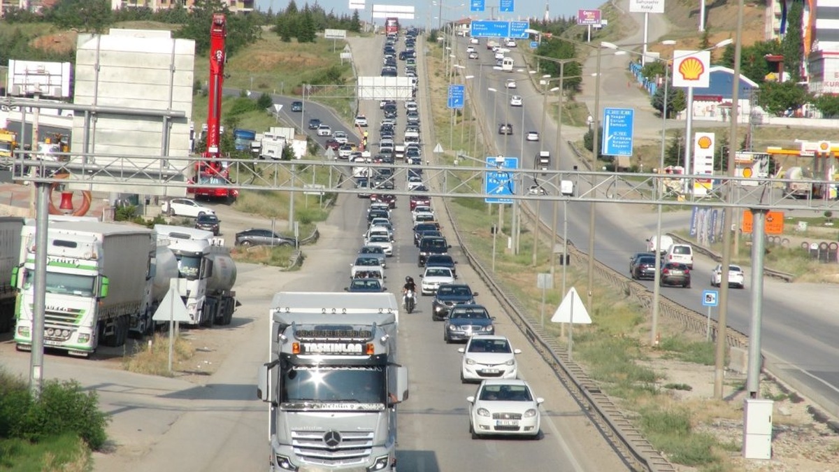 Kırıkkale'de bayram dönüşü trafik yoğunluğu