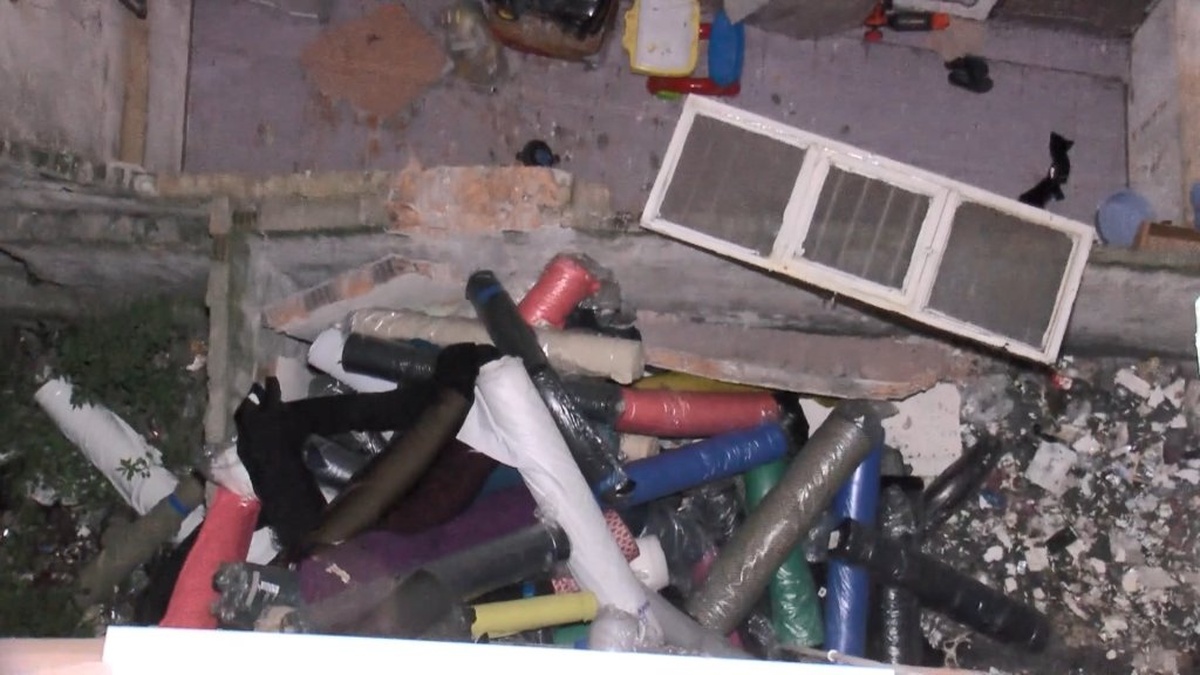 Zeytinburnu'nda kumaş deposu duvarı yıkıldı: Apartman sakinleri panik yaşadı