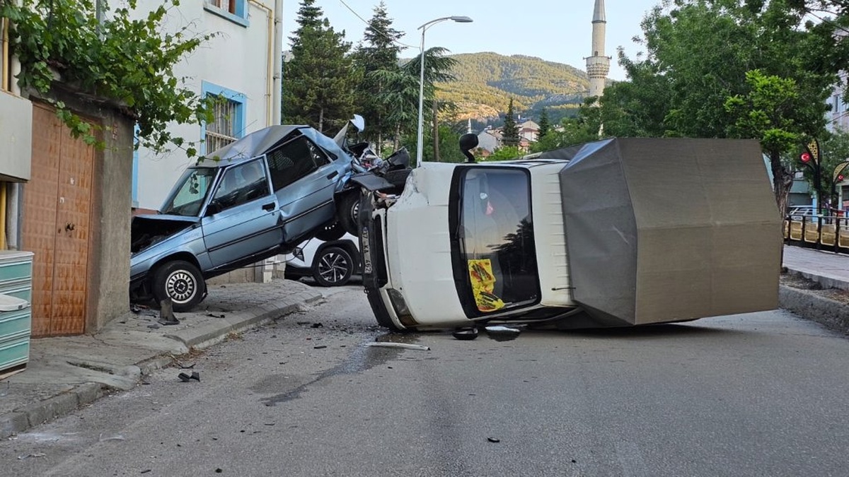 Tosya'da kaza: Kamyonet otomobile çarptı, sürücü yaralandı