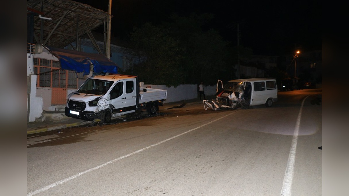 Tokat'ta kaza: Minibüs şoförü sıkıştı