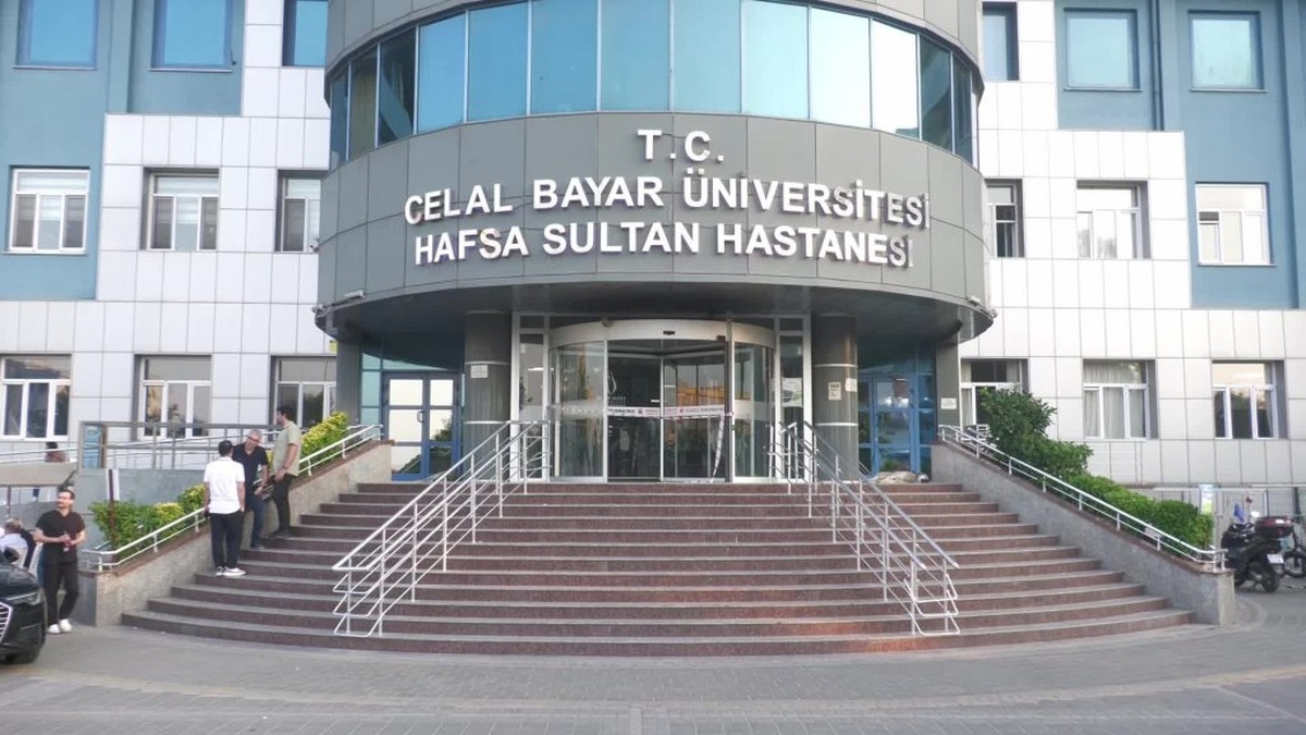 Manisa Büyükşehir Belediye Başkanı Zeyrek için hastane bahçesinde dua