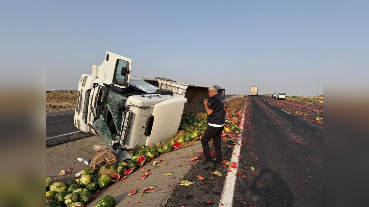 Şırnak'ta TIR devrildi: Karpuzlar yola saçıldı, sürücü ağır yaralı
