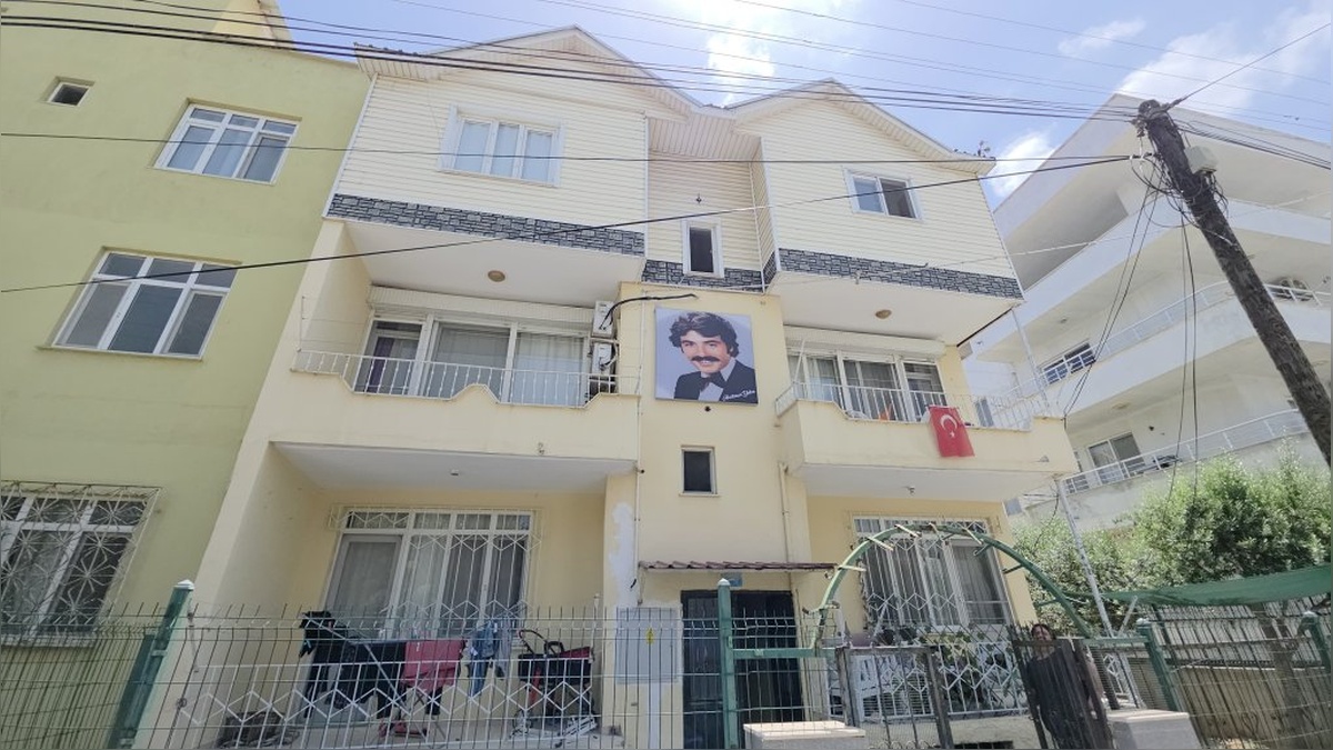 Mersin'de Ferdi Tayfur hayranı, binasının girişine ışıklı pano yaptırdı